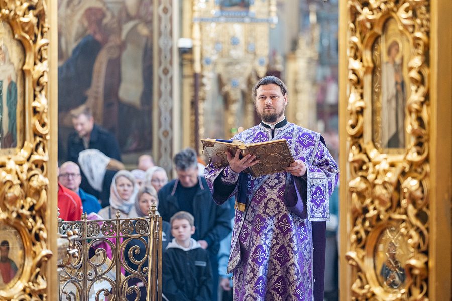 Божественная литургия в праздник Воздвижения Креста Господня в Троицком кафедральном соборе Подольска